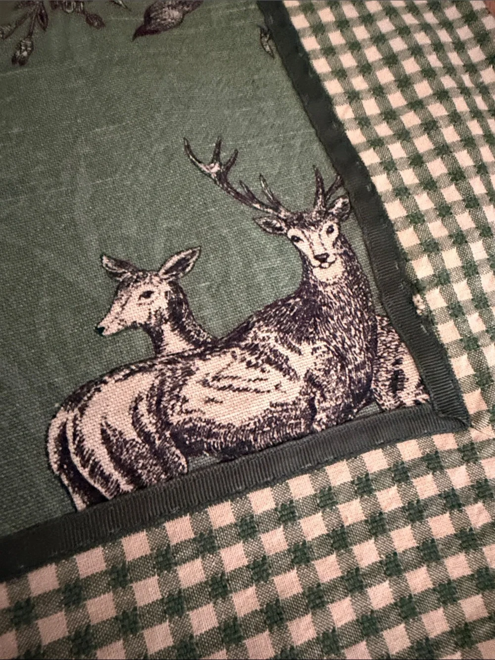 Green Deer Print Wall Tapestry – Nature-Inspired Accent